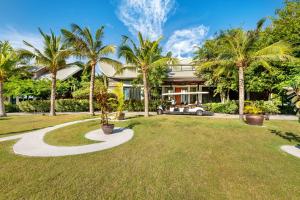 En trädgård utanför Phukalini Luxury Pool Villa & Onsen-SHA Plus Certified