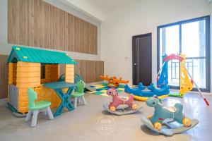 una zona de juegos para niños con juguetes en una habitación en Namek Guesthouse, en Luodong