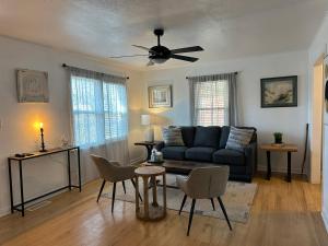 een woonkamer met een bank en een tafel en stoelen bij Cozy & Modern Oasis Retreat I Pets Allowed Lilac1 in Midwest City