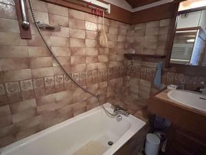 a bathroom with a tub and a sink at Charmant appartement T2 à Praz sur Arly avec parking et balcon - 300m du village, 600m des pistes - FR-1-603-88 in Praz-sur-Arly +8 photos