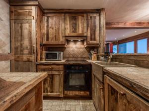 Una cocina o kitchenette en Courchevel 1850 - Apt 65m² - 4 pers - Skis aux Pieds - Centre Station - FR-1-631-183 3 fotos más
