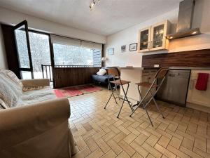 een keuken met een tafel en stoelen in een kamer bij Appartement Le Monêtier-les-Bains, 1 pièce, 4 personnes - FR-1-330F-228 in Le Monêtier-les-Bains