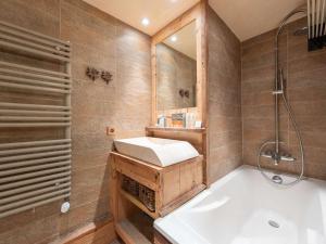 Un baño de Courchevel 1850 - Apt 65m² - 4 pers - Skis aux Pieds - Centre Station - FR-1-631-183