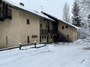 een gebouw met sneeuw op de grond ervoor bij Appartement Le Monêtier-les-Bains, 1 pièce, 4 personnes - FR-1-330F-228 in Le Monêtier-les-Bains