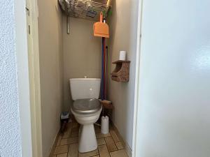 een kleine badkamer met een toilet op de gang bij Appartement Le Monêtier-les-Bains, 1 pièce, 4 personnes - FR-1-330F-228 in Le Monêtier-les-Bains