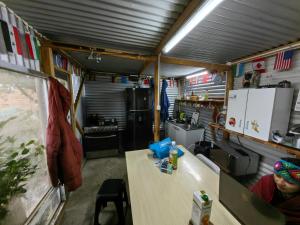 eine Person, die an einem Tisch in einem Imbisswagen sitzt in der Unterkunft Alojamiento Emilia House in Punta Arenas
