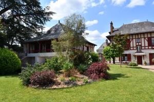 a house with a garden in front of it at Le Clos du Petit Dannezy in Cour-Cheverny