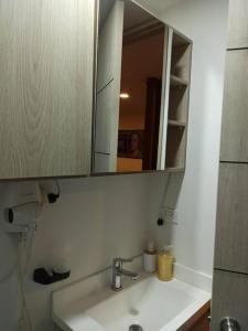 La salle de bains est pourvue d'un lavabo et d'un miroir. dans l'établissement Torre Ventto Lofts 24/7, à Bogotá