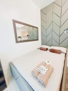 - Baño con espejo y toallas en la cama en 18F Studio Room, Centrally Located!, en Davao City
