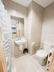 y baño con aseo y lavamanos. en 18F Studio Room, Centrally Located!, en Davao City