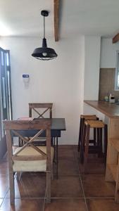 El Potrero Casa de Campo في Arana: غرفة طعام مع طاولة وبعض الكراسي
