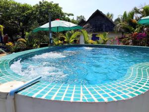 Bazén v ubytování Bohemiaz Resort and Spa Kampot nebo v jeho okolí