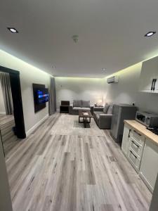 a living room with a couch and a table at شقق امواج الشاطئ للشقق المخدومة اقتصادي in Dammam