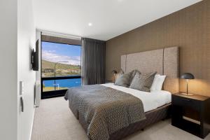 Ένα ή περισσότερα κρεβάτια σε δωμάτιο στο Belle Vue Villa - Stunning Views with Hot Tub