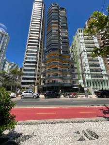 dos edificios altos en una ciudad con coches en la calle en Beira Mar com Excelente Localização, en Balneário Camboriú