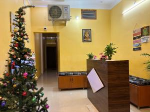 uma árvore de Natal na entrada de um hospital em La dream promanade seaview em Pondicherry