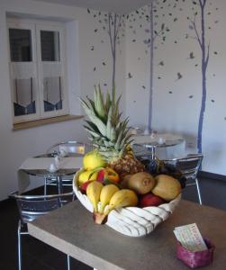 a bowl of fruit sitting on a table at B&B Verziere in Iesi