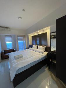 Posteľ alebo postele v izbe v ubytovaní Orchard Apartment Pakuwon Mansion 2 by Shinzhouz