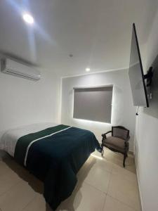 1 dormitorio blanco con 1 cama y 1 silla en Casa Portobello en La Paz