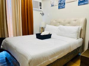 sypialnia z łóżkiem z białą kołdrą w obiekcie Prime Studio at The Loop Tower w mieście Cagayan de Oro
