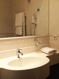 A bathroom at Hotel Goldner Loewe