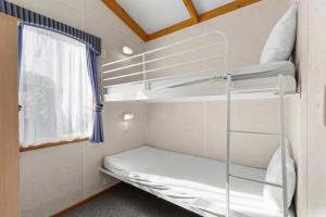 Etagenbett in einem Zimmer mit Fenster in der Unterkunft Anchor Belle Holiday Park in Cowes