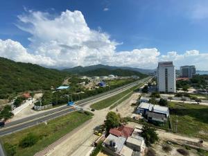 une route vide dans une ville avec une autoroute dans l'établissement Samaria Club de Playa Exclusivo, à Gaira