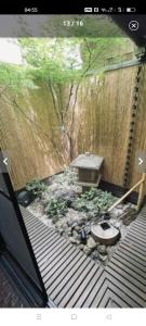 un jardin avec un banc sur une terrasse en bois dans l'établissement Mini Inn Kyoto 京都 - 外国人向け - 日本人予約不可, à Kyoto
