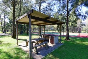 un refugio de picnic con una mesa de picnic en un parque en Beau Villa - Two bedroom Villa on golf course, en Valle Kangaroo