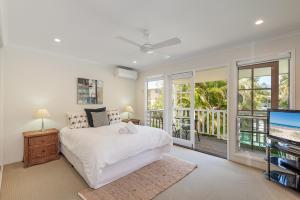 a bedroom with a bed and a flat screen tv at Sandy Beach Resort in Noosaville +186 photos