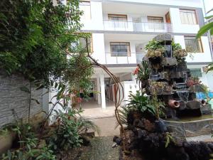 Un edificio con un mucchio di piante davanti di Hotel Inambari Golden a Chiforongo