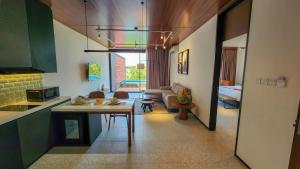 Kuchyň nebo kuchyňský kout v ubytování Patra Semarang Hotel & Convention