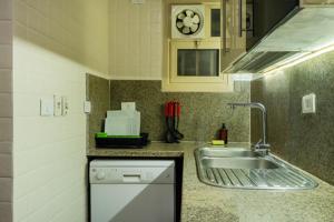 Virtuvė arba virtuvėlė apgyvendinimo įstaigoje Zamalek Serviced Apartments by Brassbell