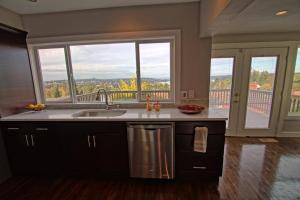 een keuken met een wastafel en een groot raam bij Craftsman with view of Seattle in Seattle