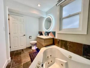 een badkamer met een bad, een toilet en een raam bij Craftsman with view of Seattle in Seattle