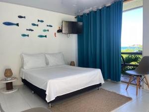 1 dormitorio con 1 cama con pescado en la pared en Posada Sunrise View en Providencia