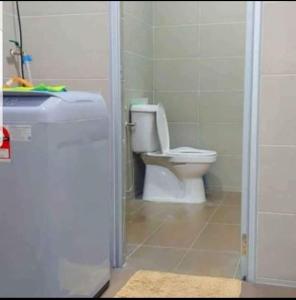 uma casa de banho com um WC e um lavatório em Teratak Kayu Homestay em Batu Pahat