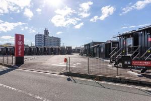 NakamaHOTEL R9 The Yard Nakama的大楼旁边的空停车位
