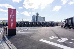 NakamaHOTEL R9 The Yard Nakama的中间有一个标志的空停车位