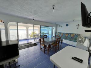 - un salon avec une table et une vue sur l'océan dans l'établissement Azul de Luna Teques, à Tequesquitengo