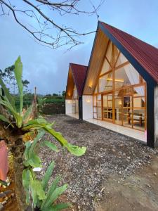 uma casa com um telhado vermelho em Martos villa dieng em Diyeng