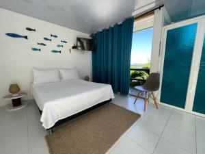 um quarto com uma cama com peixe na parede em Posada Sunrise View em Providencia