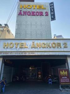 ホーチミン・シティにあるKhách Sạn Angkor 2 Gò Vấpの建物内のホテル・アバロンのホテル代理店の看板 +4枚の写真