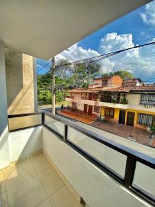 uma varanda com vista para uma rua em Hermoso apartamento en San Pablo Guayabal em Medellín