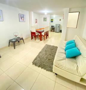 salon z kanapą i stołem w obiekcie Hermoso apartamento en San Pablo Guayabal w mieście Medellín