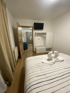 sypialnia z łóżkiem z ręcznikami w obiekcie 011-Superbe étage spacieux très calme netflix gratuit w Charleroi
