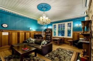 a living room with a couch and a chandelier at Minto Accommodation Brisbane in Brisbane