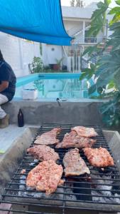 Ein Haufen Fleisch auf einem Grill in der Unterkunft Olmeca hostal Chalcatzingo 