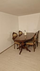 een houten tafel en stoelen in een kamer bij Beautiful and central apartment in Oslo and Bærum in Kolsås