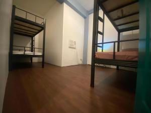 Postel nebo postele na pokoji v ubytování Lime Lite Manila Hostel